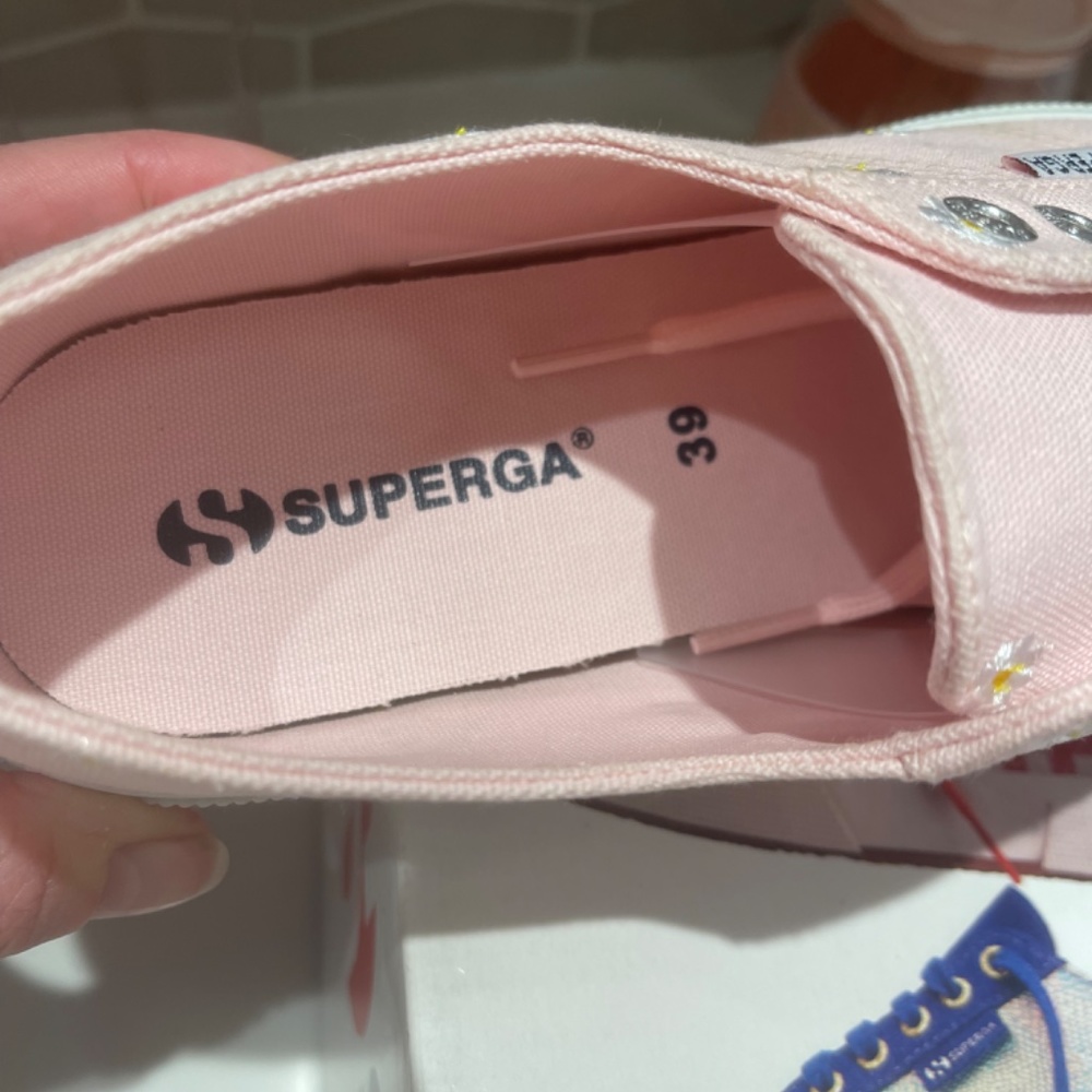 Superga pink with daisies size 8 - Picture 3 of 3